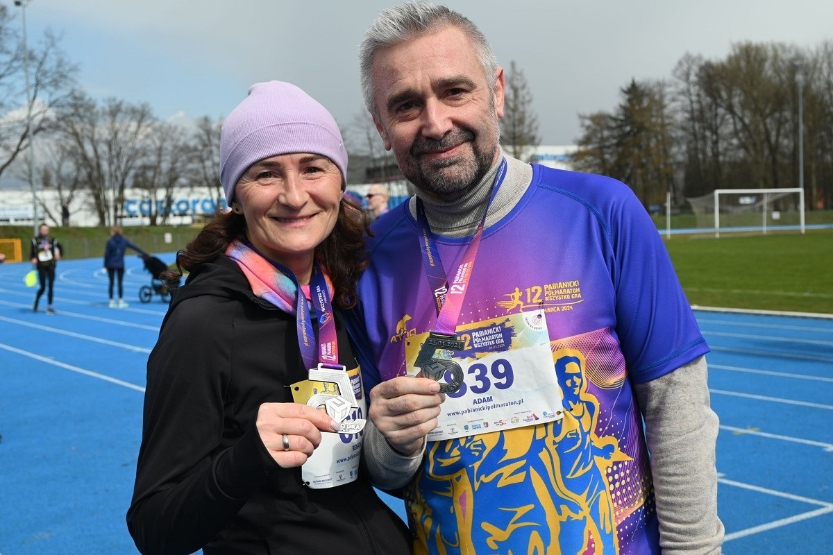 Renata Andziak i Adam Marczak z medalami za udział w biegu