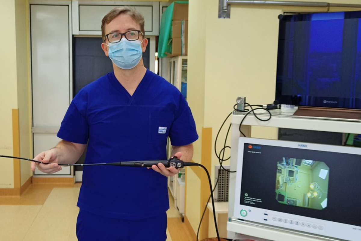 Doktor Kępa pokazuje urządzenie do diagnostyki